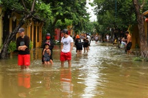 Du khách thích thú lội nước ngắm phố cổ Hội An mùa nước nổi