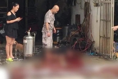 Nổ bình tạo bọt rửa xe, một phụ nữ tử vong