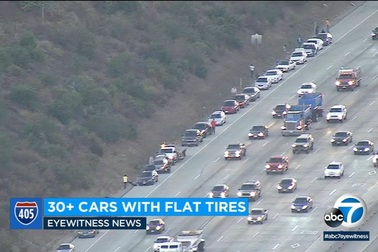 Hi hữu hàng chục ô tô bị xẹp lốp xếp hàng trên đường cao tốc