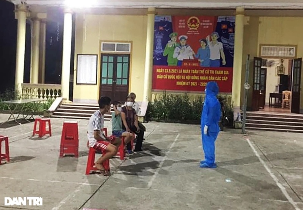 Nữ y tá rơi nước mắt khi gặp con đi lấy mẫu xét nghiệm trong khu phong tỏa - 1 Nữ y tá rơi nước mắt khi gặp con đi lấy mẫu xét nghiệm trong khu phong tỏa - 1