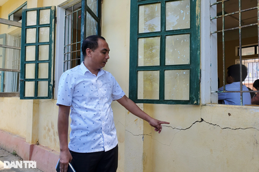Hơn 300 giáo viên, học sinh nơm nớp trong ngôi trường nguy cơ sập