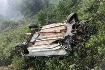 Taxi lao xuống vực sâu 120m, 3 người trọng thương