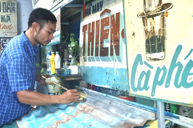 Bỏ việc ổn định, chàng trai sống khoẻ nhờ vẽ chữ “nguệch ngoạc"