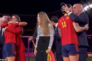Chủ tịch LĐBĐ Tây Ban Nha gặp rắc rối lớn sau vụ hôn nữ cầu thủ