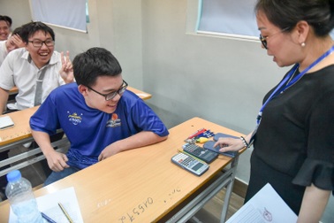 Có thí sinh mang 4 máy tính vào phòng thi tổ hợp Khoa học tự nhiên