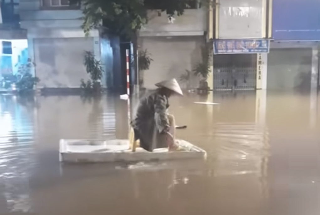 Thái Nguyên lại ngập nặng, ô tô chìm trong biển nước - 2 Thái Nguyên lại ngập nặng, ô tô chìm trong biển nước - 2
