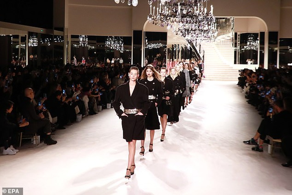 Con gái Cindy Crawford nổi bật trong show diễn tại Pháp - 10 Con gái Cindy Crawford nổi bật trong show diễn tại Pháp - 10