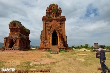 Di tích tháp Chăm cổ gần 1.000 năm tuổi bị "đe dọa"