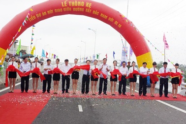 Thông xe sớm trước hạn cầu vượt đường sắt trên tuyến QL 1A qua Vinh