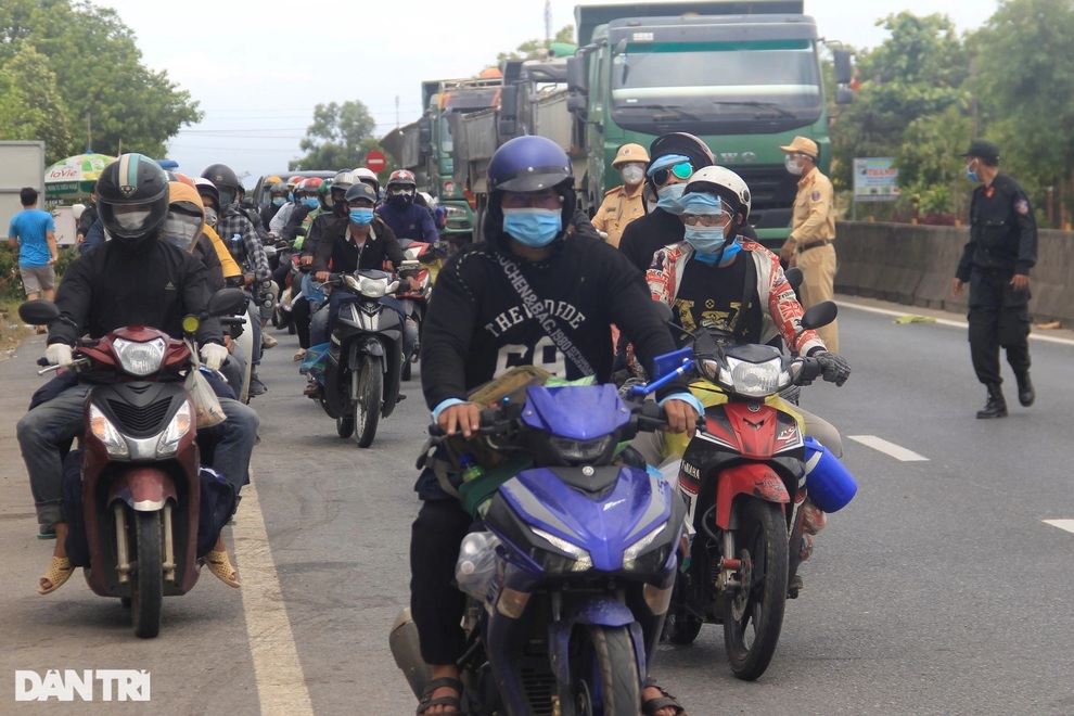 Nhiều doanh nghiệp tuyển công nhân, cơ hội việc làm cho lao động hồi hương - 1 Nhiều doanh nghiệp tuyển công nhân, cơ hội việc làm cho lao động hồi hương - 1