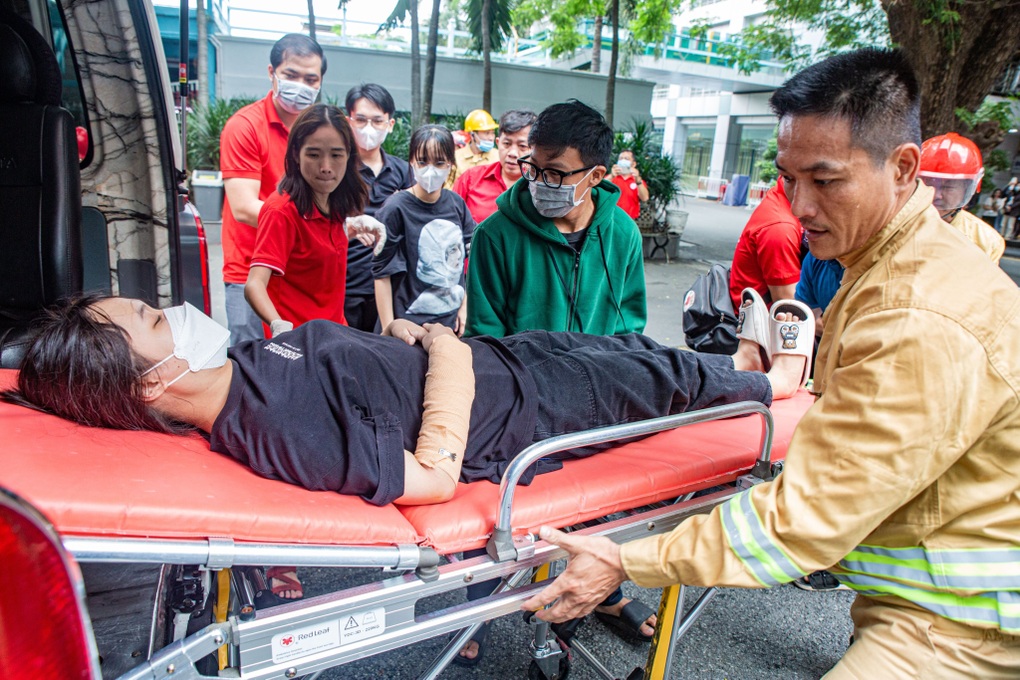 Cháy giả định tại trường đại học, hàng chục sinh viên được giải cứu - 3 Cháy giả định tại trường đại học, hàng chục sinh viên được giải cứu - 3