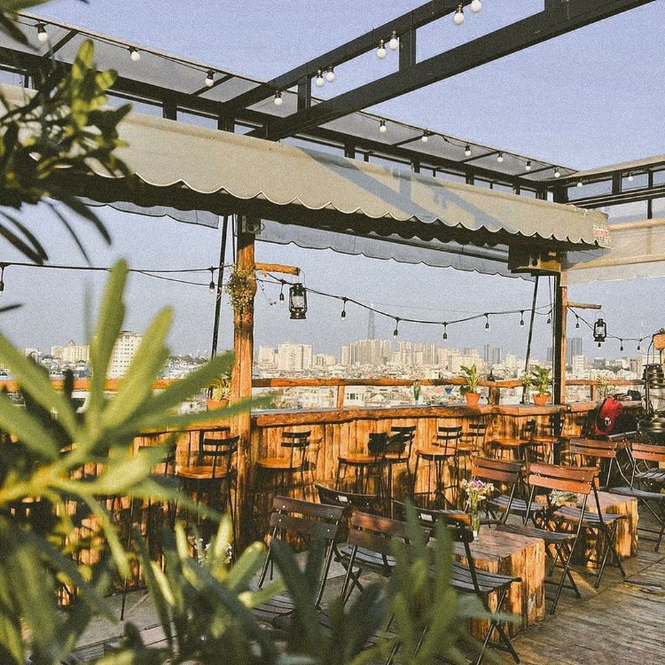 Bỏ túi loạt quán cà phê sân thượng ngắm hoàng hôn cực lãng mạn ở Sài Gòn - 4 Bỏ túi loạt quán cà phê sân thượng ngắm hoàng hôn cực lãng mạn ở Sài Gòn - 4