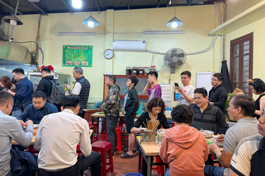Quán phở xếp hàng... "chỉ dành cho người kiên nhẫn" ở Hà Nội