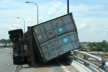 Nổ lốp, xe container lật nhào trên cầu Cát Lái