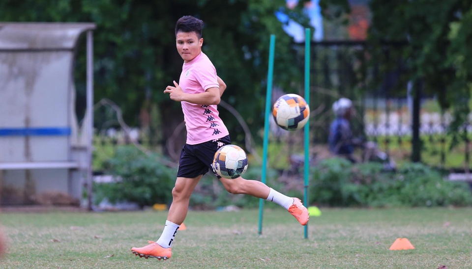 Quang Hải hứng khởi trên sân tập, chờ đấu Sài Gòn FC - 10 Quang Hải hứng khởi trên sân tập, chờ đấu Sài Gòn FC - 10