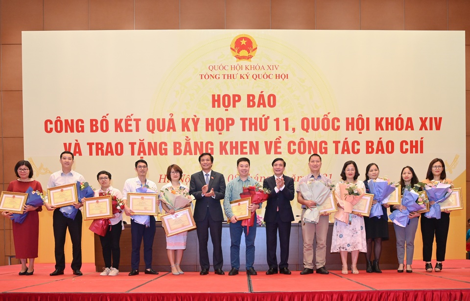 Phóng viên báo Điện tử Dân trí nhận bằng khen của Quốc hội - 2 Phóng viên báo Điện tử Dân trí nhận bằng khen của Quốc hội - 2
