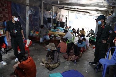 Đột kích sòng bạc, phát hiện nhiều hung khí và dụng cụ chơi ma túy