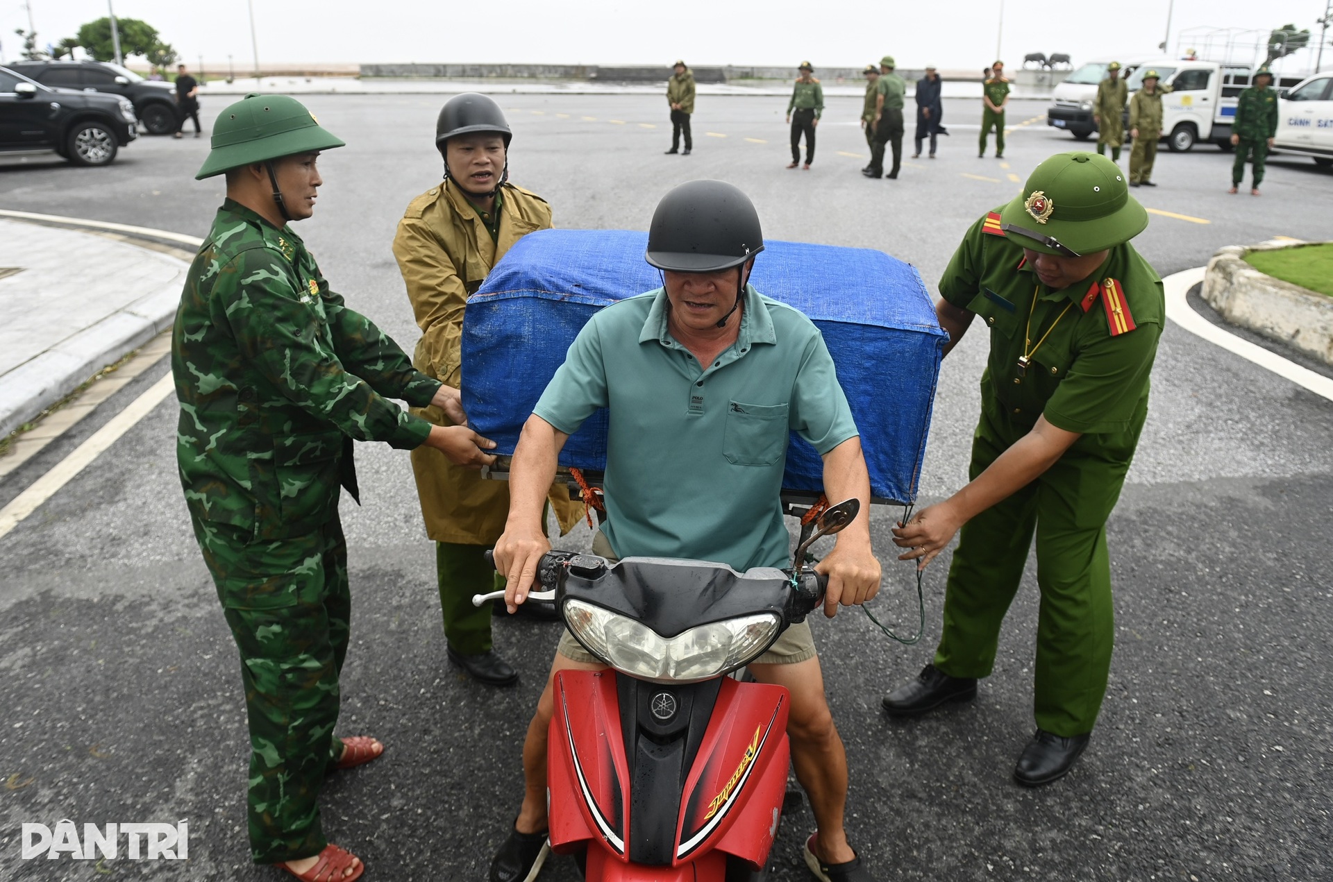 Sóng biển Đồ Sơn cao 8m, xe cảnh sát hú còi nhắc dân về nơi an toàn - 12
