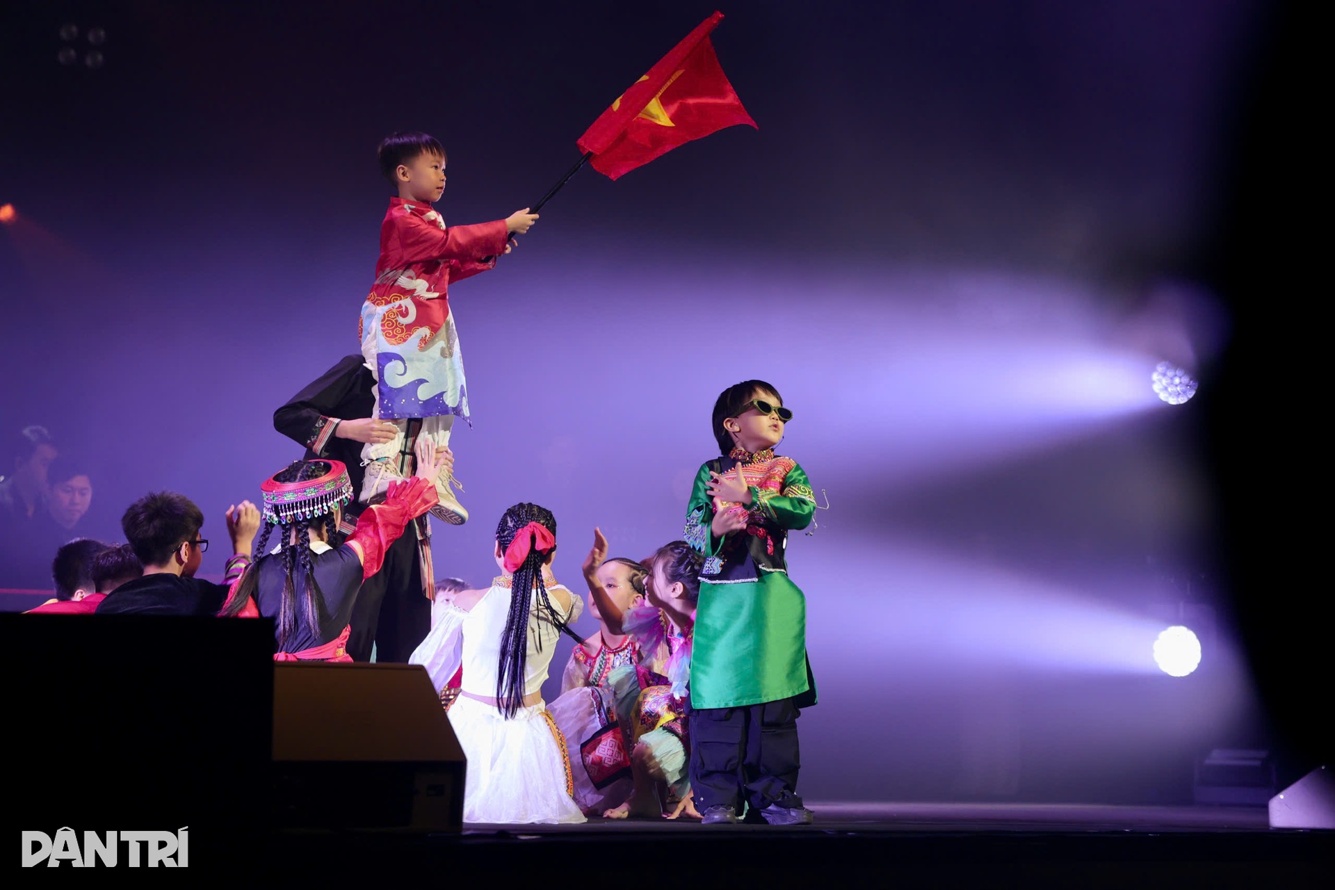 Những khoảnh khắc ấn tượng, bùng nổ trong concert Rực rỡ ngày mới - 4 Những khoảnh khắc ấn tượng, bùng nổ trong concert Rực rỡ ngày mới - 4