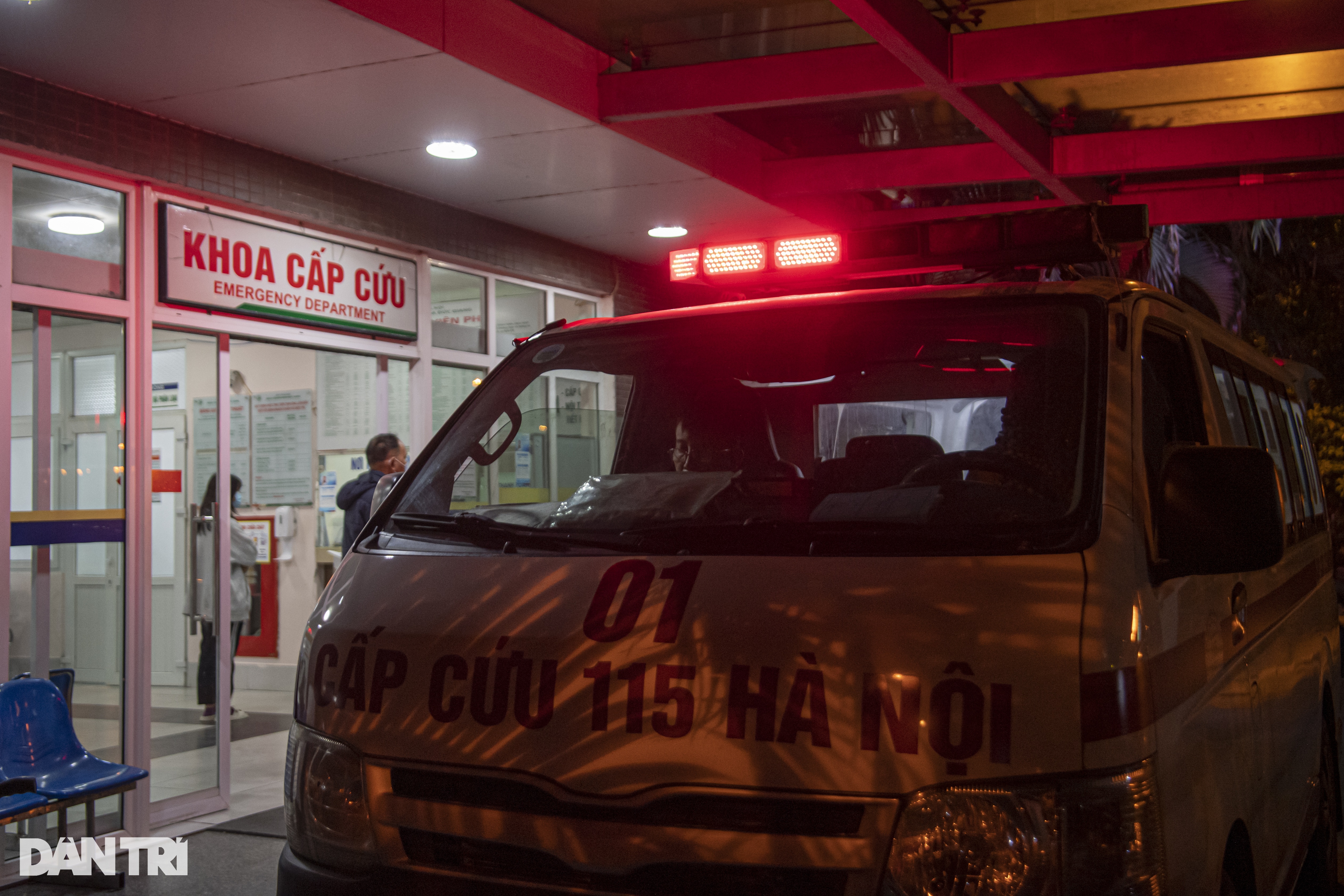 Đêm trắng cấp cứu: Chân không nghỉ, đèn không tắt trên đường đua sinh mệnh - 1 Đêm trắng cấp cứu: Chân không nghỉ, đèn không tắt trên đường đua sinh mệnh - 1