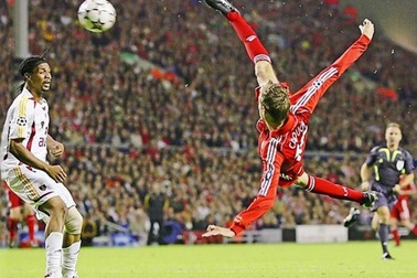 Ngôi sao hết thời đòi dạy “xe đạp chổng ngược” cho C.Ronaldo