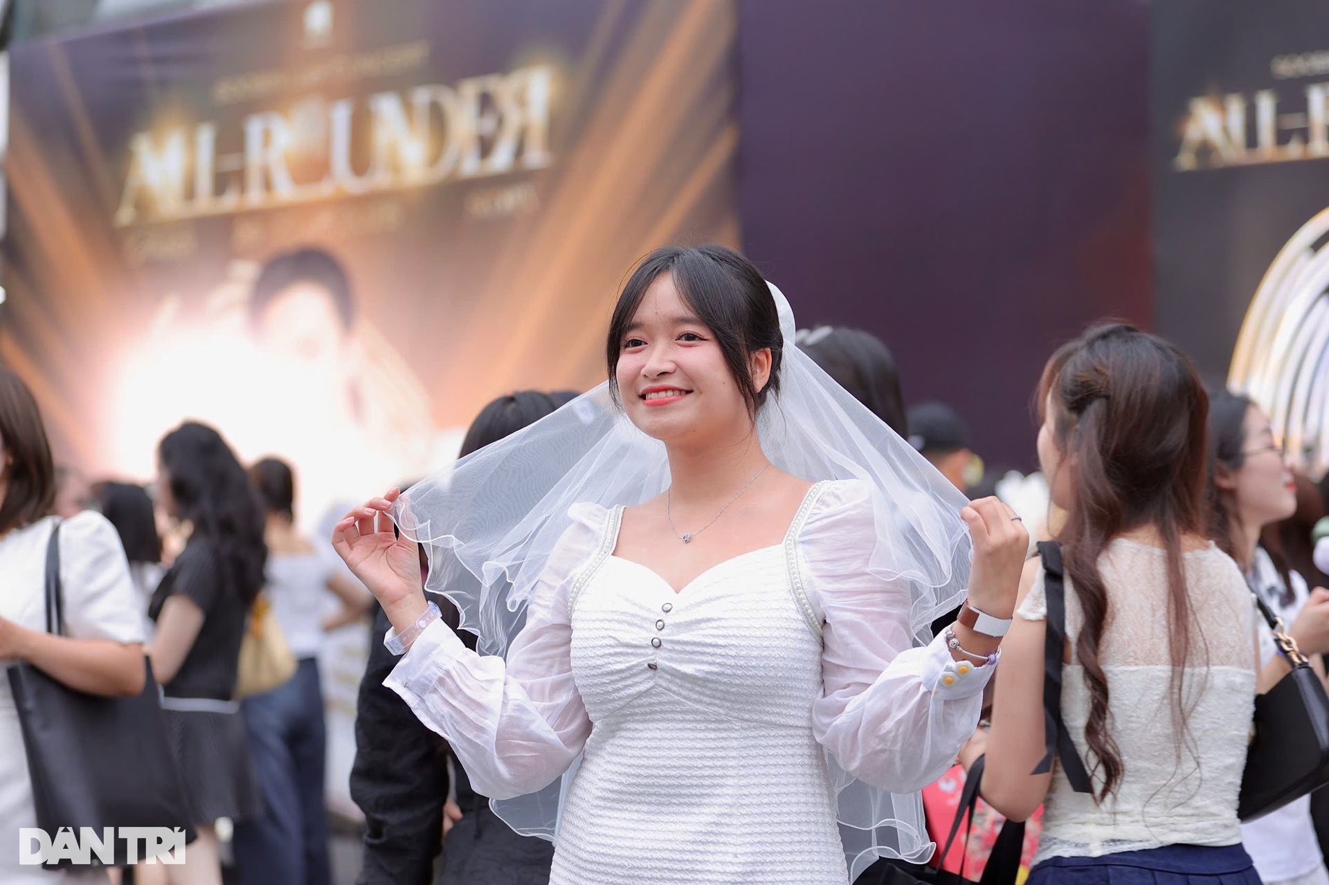 Giới trẻ mặc váy cưới, hóa trang thành… quả chuối tại concert SOOBIN - 6 Giới trẻ mặc váy cưới, hóa trang thành… quả chuối tại concert SOOBIN - 6