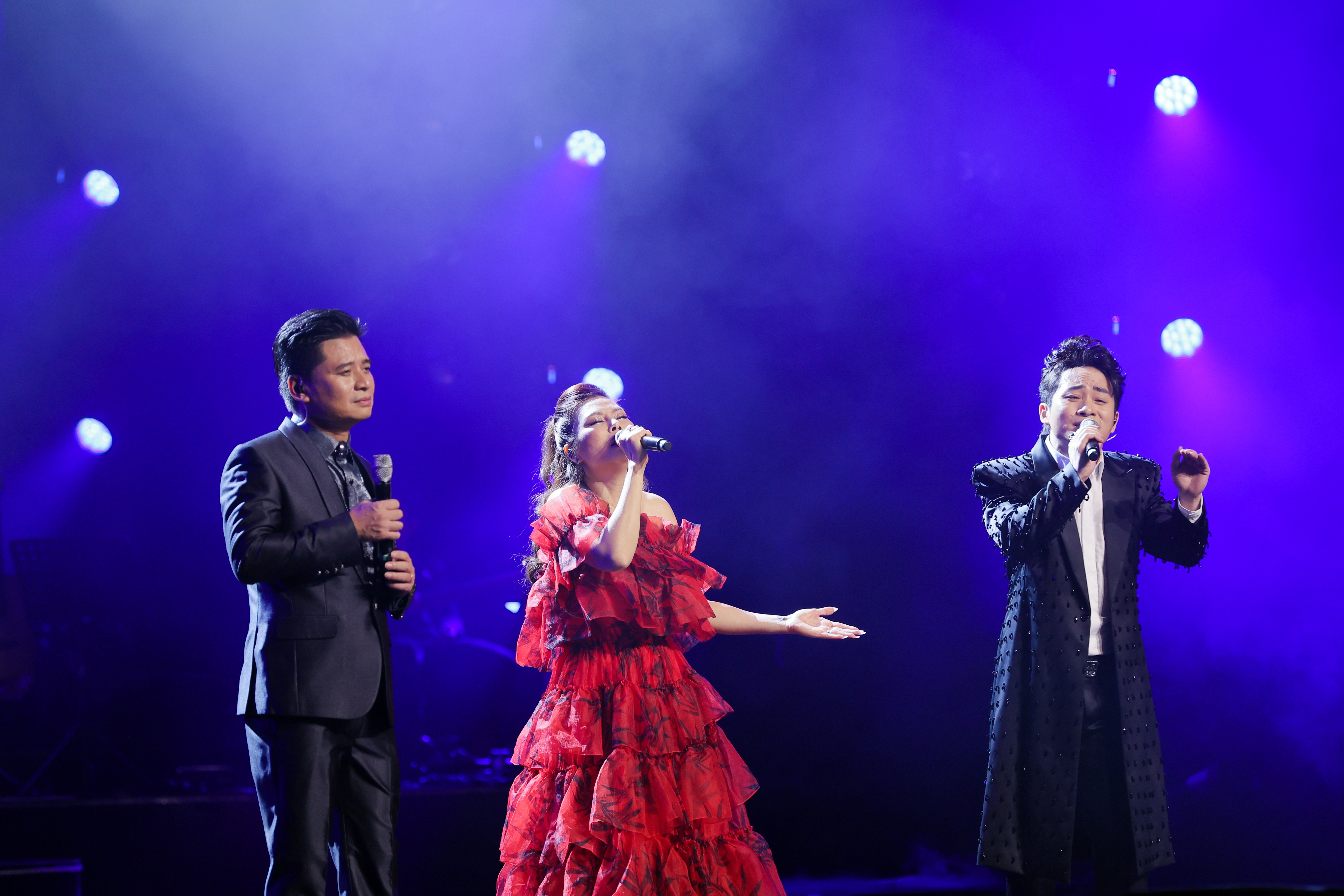 Tung Duong teme que o marido de Ngoc Anh 3A fique com ciúmes porque ele é carinhoso com sua superiora - 6 Tùng Dương sợ chồng Ngọc Anh 3A ghen vì tình tứ với đàn chị - 6