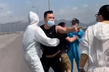 Tạm giữ hình sự 2 đối tượng cố tình vượt chốt kiểm dịch, đấm CSGT bị thương