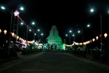 Giáo dân “phố núi” tất bật trang trí chuẩn bị cho lễ Giáng sinh