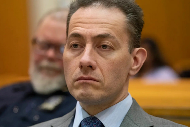 Tâm địa ác quỷ của nhà môi giới chứng khoán có vợ thành đạt