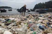 Làng biển mỗi năm "hứng" hàng chục tấn rác