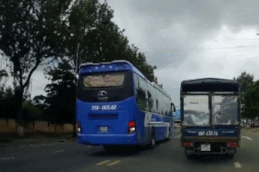 Đứng tim tình huống xe giường nằm vượt ẩu suýt gây tai nạn trên đường đông