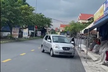 Màn dừng đỗ xe giữa đường gây sửng sốt