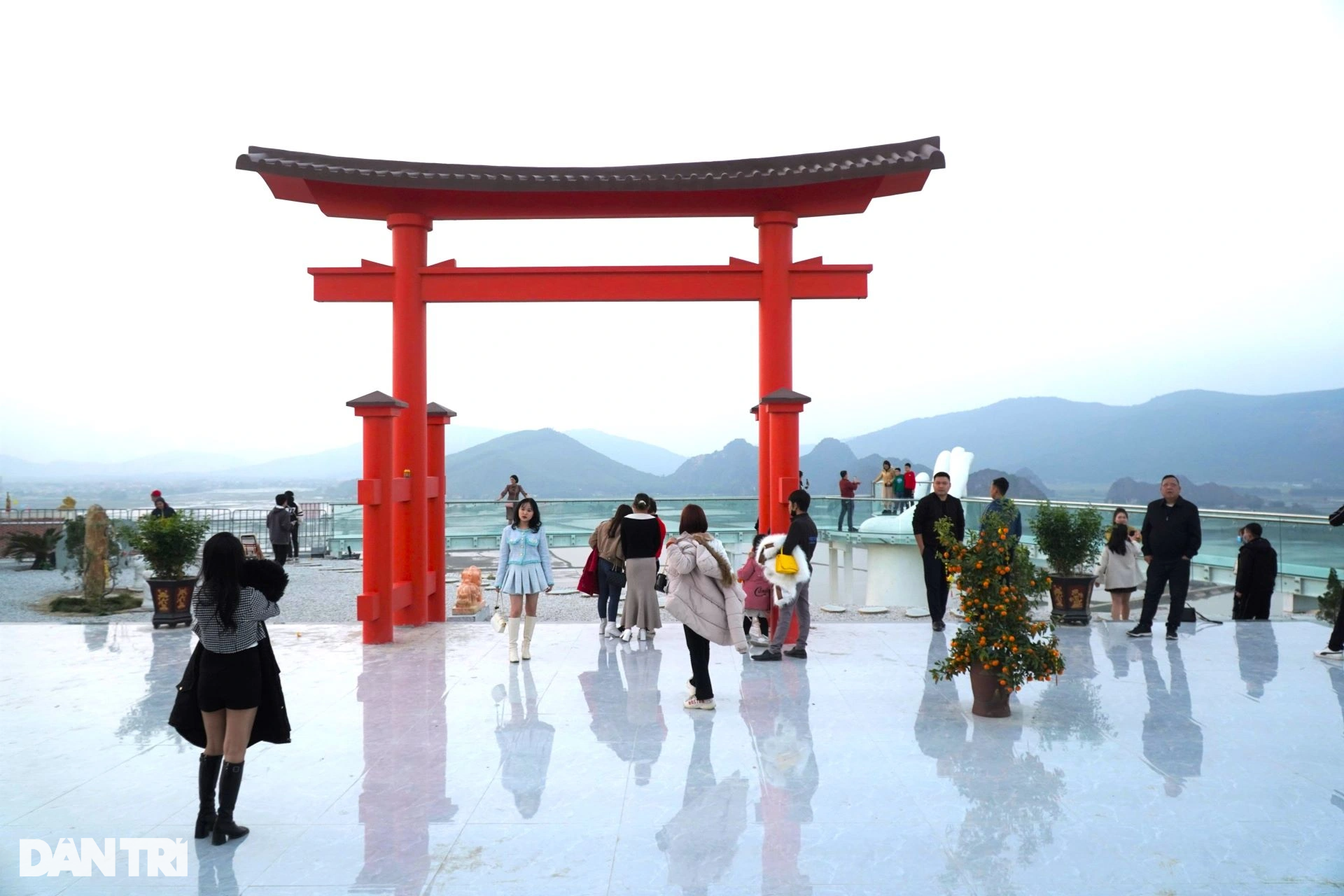 Cầu kính được đỡ bởi bàn tay khổng lồ, lần đầu xuất hiện ở Thanh Hóa - 10 Cầu kính được đỡ bởi bàn tay khổng lồ, lần đầu xuất hiện ở Thanh Hóa - 10