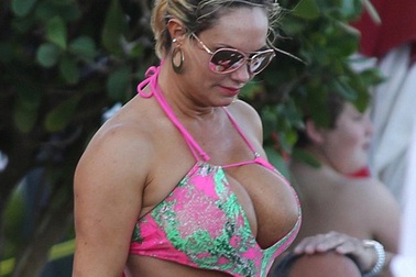 Người mẫu Mỹ gợi cảm đưa con đi biển