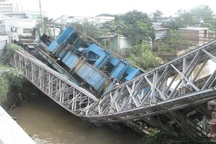 Xe tải 60 tấn đè gãy đôi cầu sắt