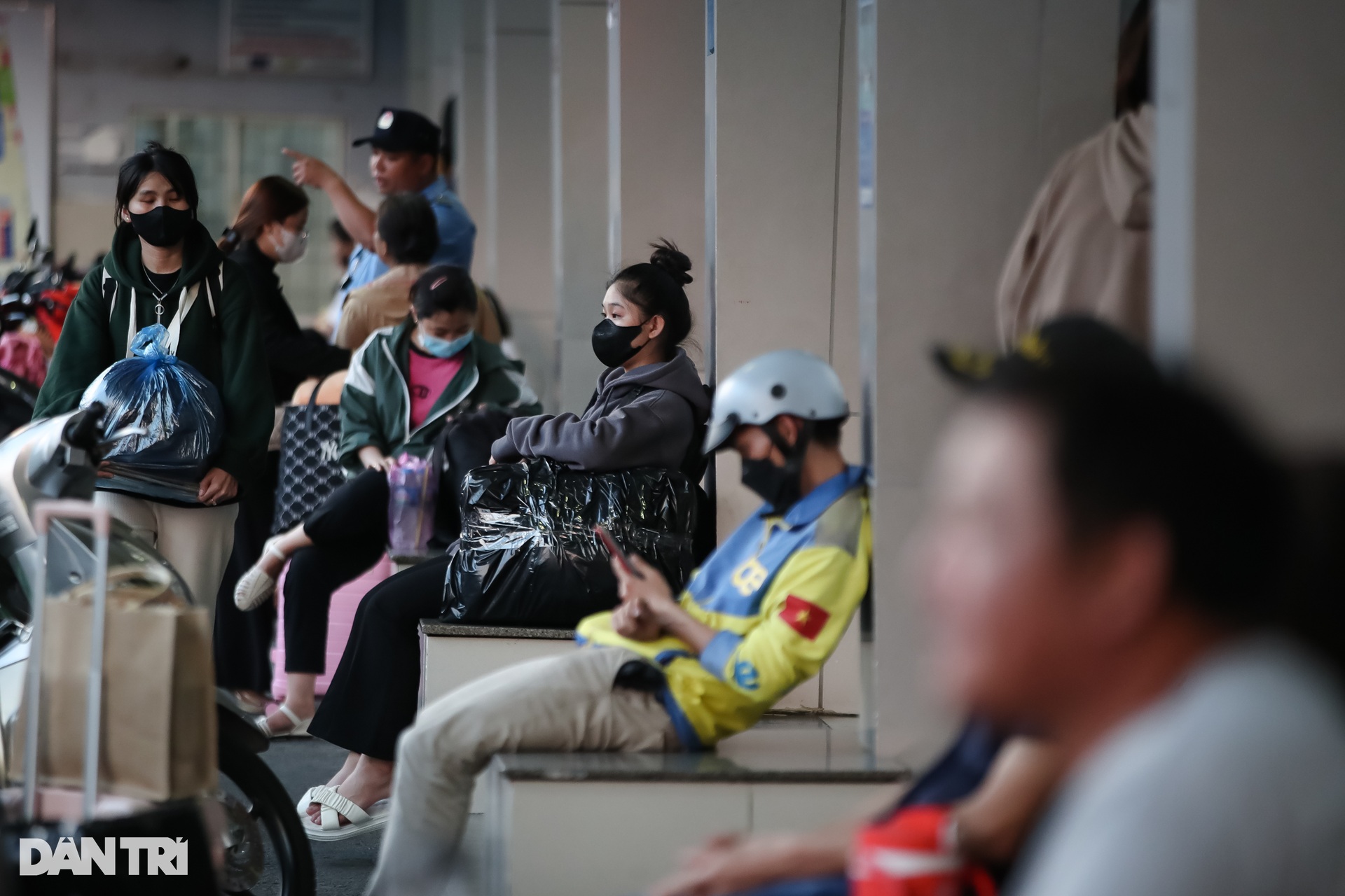 Người dân vạ vật hơn 5 giờ để bắt xe về quê nghỉ Tết Dương lịch - 10 Người dân vạ vật hơn 5 giờ để bắt xe về quê nghỉ Tết Dương lịch - 10