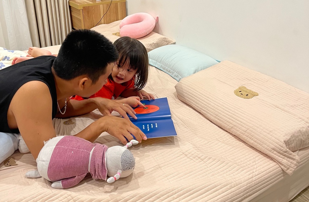 Bé 3 tuổi ở Hà Nội thành thạo song ngữ, học tiếng Anh từ trong bụng mẹ - 2 Bé 3 tuổi ở Hà Nội thành thạo song ngữ, học tiếng Anh từ trong bụng mẹ - 2