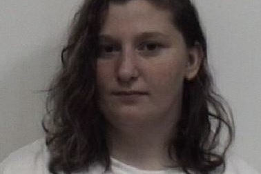 Bị chuyển kênh khi đang xem TV, cô gái lồng lên cắn bạn trai