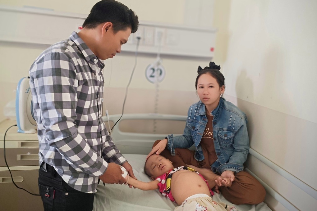 Vợ chồng thợ hồ nghèo lang bạt khắp nơi kiếm tiền cứu con nhỏ - 1 Vợ chồng thợ hồ nghèo lang bạt khắp nơi kiếm tiền cứu con nhỏ - 1