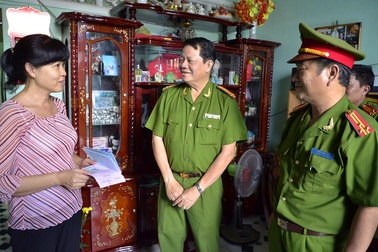 Công an đến từng nhà dân xin lỗi, cấp lại CMND bị trùng số