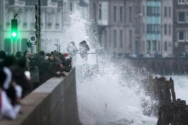 Du khách đổ xô đến Pháp chứng kiến "triều cường thế kỷ"