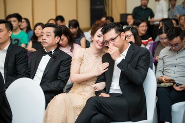 Đan Lê không ngại âu yếm chồng trước mặt đám đông