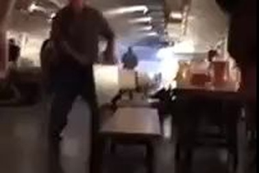 Cảnh sát xông vào quán bar ở London sau vụ tấn công khủng bố