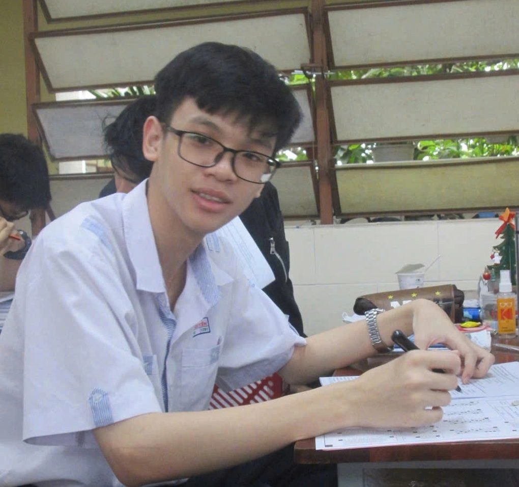 Thí sinh duy nhất đạt điểm 30/30 khối B: Học ngày 10 tiếng, trừ lúc ăn ngủ - 3 Thí sinh duy nhất đạt điểm 30/30 khối B: Học ngày 10 tiếng, trừ lúc ăn ngủ - 3
