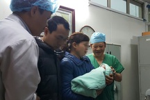 Bé gái của ca mang thai hộ đầu tiên chào đời nặng 3,6kg