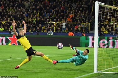 Haaland che mờ Neymar, Dortmund quật ngã PSG