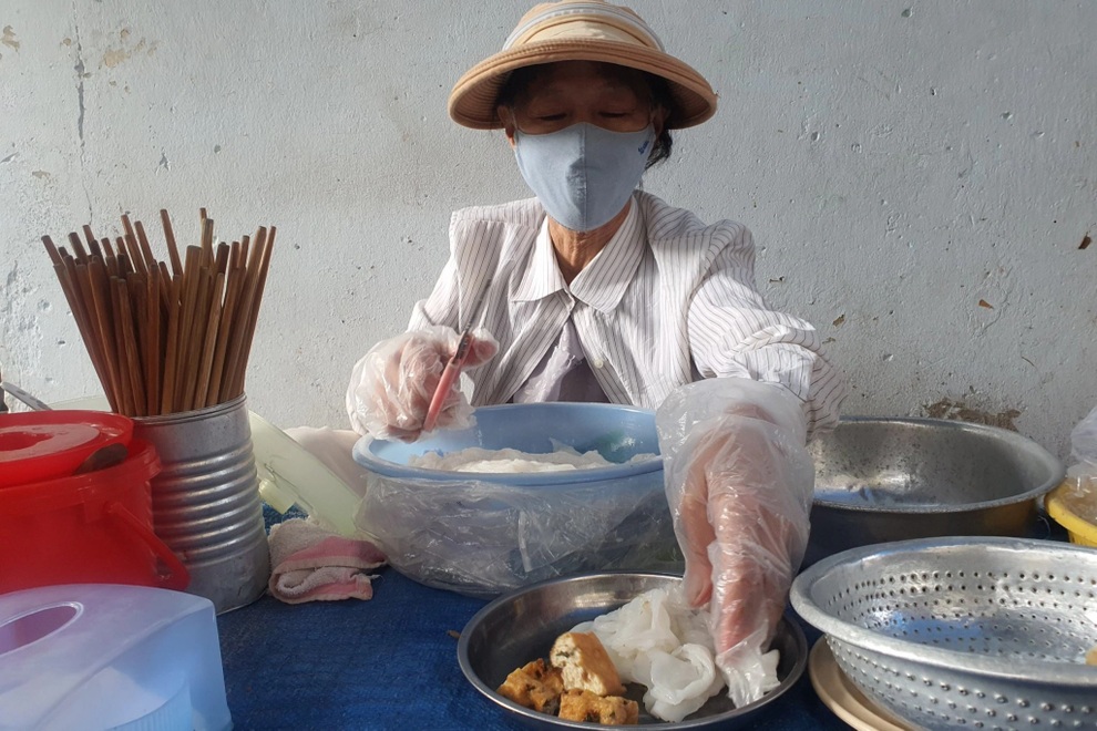 Cụ bà bán bánh ướt 1.000 đồng cho lao động nghèo, hòa vốn là vui rồi - 2 Cụ bà bán bánh ướt 1.000 đồng cho lao động nghèo, hòa vốn là vui rồi - 2