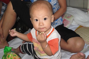 Bé trai 10 tháng tuổi bị rắn lục cắn