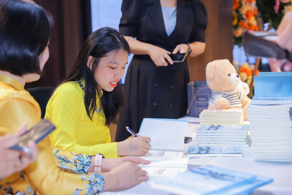 Bất ngờ nữ sinh 15 tuổi ra mắt cuốn tiểu thuyết đầu tay - 3 Bất ngờ nữ sinh 15 tuổi ra mắt cuốn tiểu thuyết đầu tay - 3